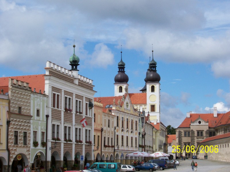 Telč, radnice a kostel Jména Ježíš.jpg