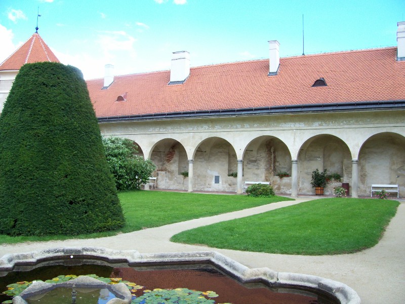Telč, vnitřní nádvorí zámku.jpg
